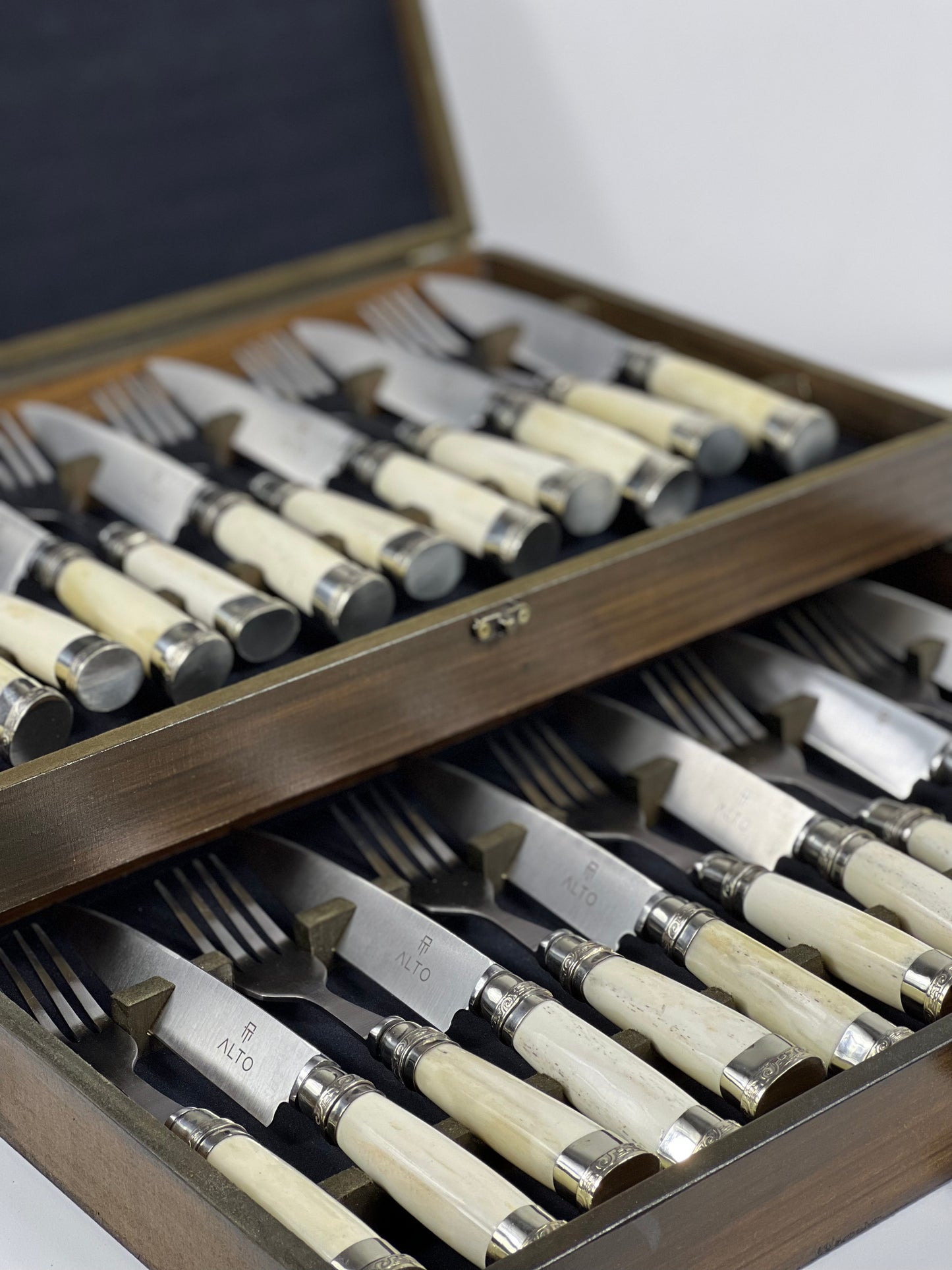 24 Piece Bone Cutlery Set